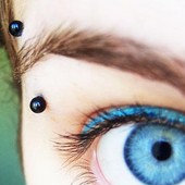 Пирсинг брови у девушки с голубыми глазами